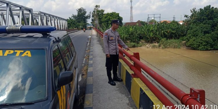 Patroli banjir Polsek Babat pantau debit air di bantaran sungai bengawan solo