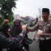 Satlantas Polres Kediri Kota Berbagi Takjil di Depan Mako