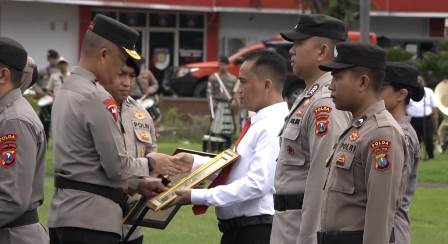 Peringati Hari Kesadaran Nasional, Kapolda Jatim Beri Penghargaan Anggota Satgas Pangan