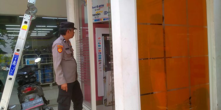 Petugas patroli polsek laren polres lamongan sambangi atm BNI