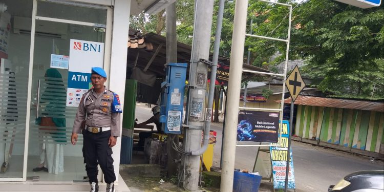 Petugas patroli polsek laren polres lamongan sambangi atm BNI