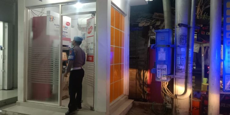 Petugas patroli polsek laren polres lamongan sambangi atm BNI
