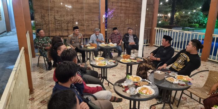 Kapolsek dan Forkopimcam Tikung Gelar Cangkrukan dengan Ketua Perguruan Silat se-Kec. Tikung