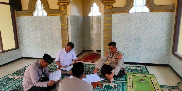 Tadarus dilaks Aiptu Anwar Dkk di Mushola Polsek Karanggeneng Polres Lamongan Polda Jatim