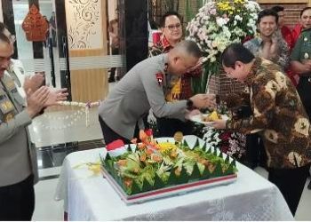 Kapolda Jatim Potong Tumpeng Sebagai Tanda Peresmian Pelayanan Immunoteraphy RS Bhayangkara di Surabaya