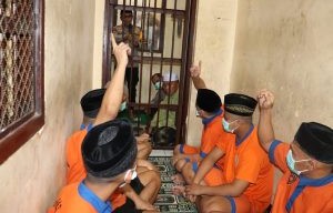 Polres Batu Buka Puasa Bersama Tahanan, Menunya Pecel Rawon Khas Banyuwangi