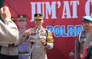 Kapolres Batu  Gelar “Jumat Curhat”  Door To Door  Blusukan Rumah Warga