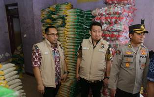 Cek Bahan Pokok, Satgas Pangan Ditreskrimsus Polda Jatim Sidak Pasar Larangan  Sidoarjo