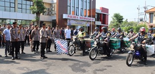 “Pak Bhabin Polres Bojonegoro Salurkan 689 Paket Zakat Door to door”