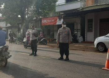 Personel Polsek Brondong Laksanakan Kegiatan Pengaturan Lalu Lintas