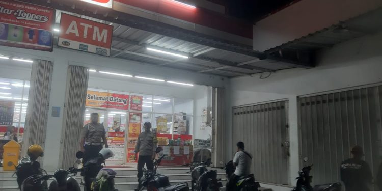 Polsek Mantup Polres Lamongan melaksanakan patroli ke alfamart Dusun Kaopen Desa Mantup