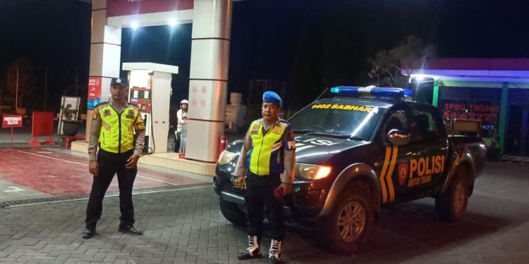 Personil Polsek Tikung Polres Lamongan Laksanakan Pengecekan Rutin SPBU Cegah Kecurangan