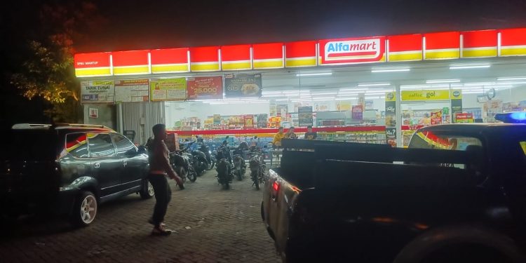 Polsek Mantup Polres Lamongan Polda Jatim melaksanakan patroli ke alfamart Dusun Mantup Selatan
