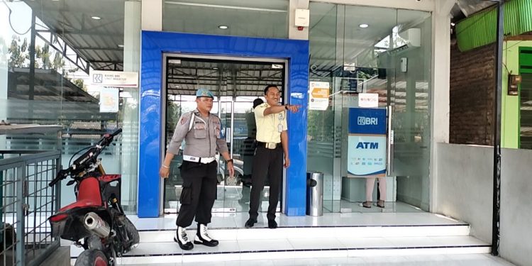 Anggota Polsek Mantup Polres Lamongan melaksanakan patroli Perbankan sasaran ATM BRI Mantup