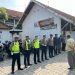 Gabungan Polsek Lamongan Kota dan Polres Lamongan pengamanan ibadah Gereja Katolik Fransiskus Xaverius