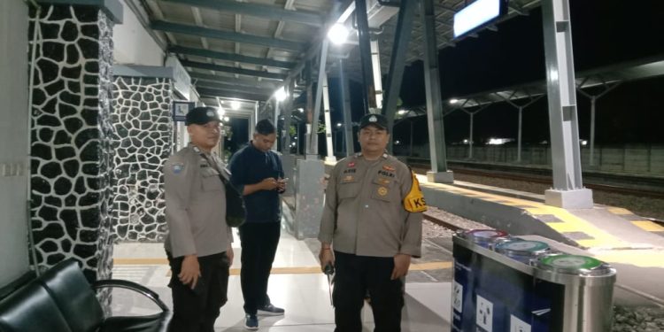 Polsek Lamongan Kota Polres Lamongan gelar patroli kamtibmas di stasiun KA Lamongan