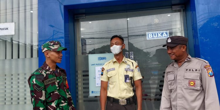 Polsek Pucuk Polres Lamongan Polda Jatim Patroli Bank BRi