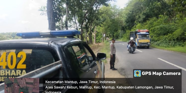 Rutin, Anggota Polsek Mantup Polres Lamongan melaksanakan patroli untuk cegah bencana alam