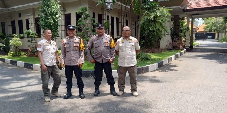 Patroli cek keamanan Polsek Lamongan Kota Polres Lamongan di pendopo Lokatantra Kabupaten Lamongan
