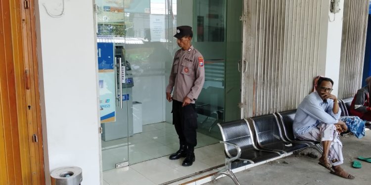 Anggota Polsek Laren Polres Lamonga laksanakan patroli kewilayahan di tempat obyek vital