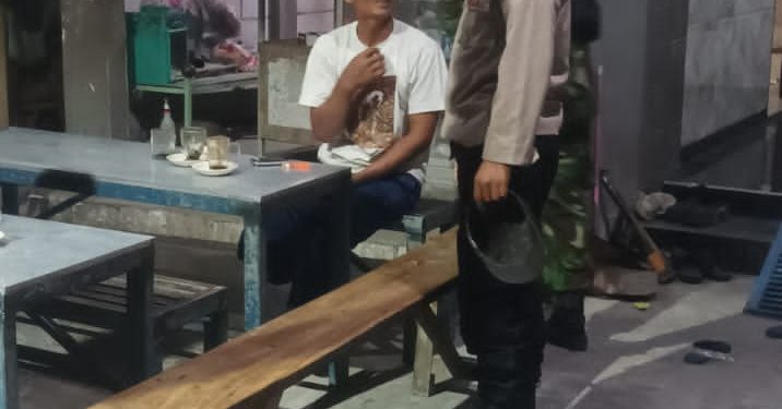 Petugas jaga polsek Kembangbahu Polres Lamongan Polda Jatim melaksanakan patroli di tempat obyek fital di pertokoan