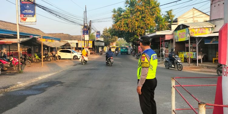 POLSEK KEDUNGPRING MELAKSANAKAN CW PAGI RUTIN DI SIMPANG 3 PASAR KEDUNGPRING