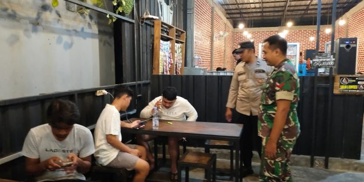 Polsek Kembangbahu Polres Lamongan Polda Jatim melaksanakan kegiatan patroli dialogis ke tempat keramaian di Warkop