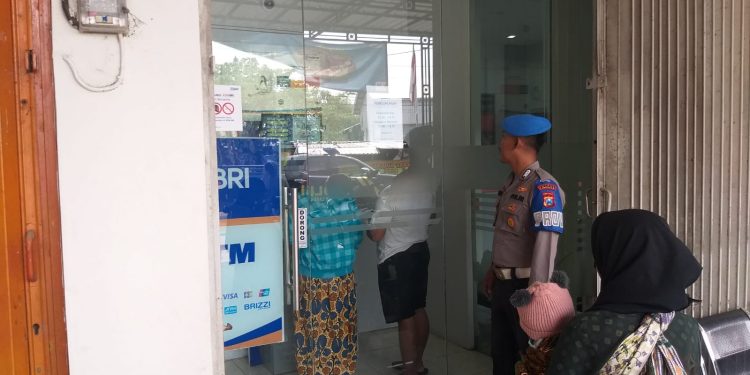 Anggota Polsek laren polres lamongan laksanakan patroli harkamtibmas