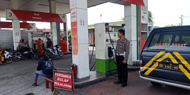 Anggota Polsek Babat Patroli antisipasi tindak kejahatan sasaran di Obvit SPBU
