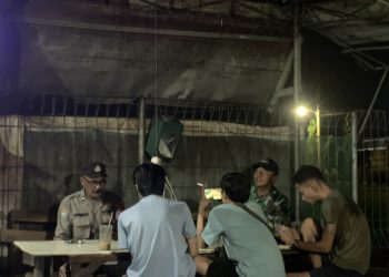 PATROLI DIALOGIS ANGGOTA POLSEK DEKET POLRES LAMONGAN DISEKITAR DESA REJOTENGAH