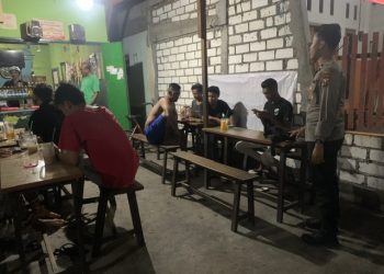 PATROLI DIALOGIS POLSEK DEKET POLRES LAMONGAN ANTISIPASI PREMANISME DAN PARKIR LIAR