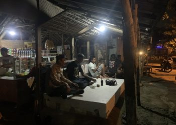 PATROLI DIALOGIS MALAM ANGGOTA POLSEK DEKET BERIKAN HIMBAUAN HIMBAUAN KAMTIBMAS KEPADA WARGA MASYARAKAT