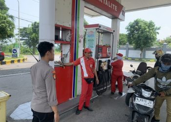 GIAT PATROLI SPBU OLEH ANGGOTA POLSEK DEKET POLRES LAMONGAN ANTISIPASI KECURANGAN DAN KRIMINALITAS