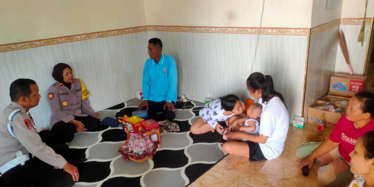 Kapolsek Karanggeneng Polres Lamongan Polda Jatim beserta Kanit Binmas Takziyah dirumah duka warga Binaan