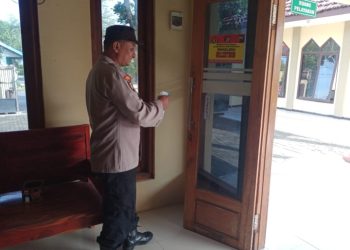 Semprotkan Cairan Desinfektan di seluruh Ruangan Mapolsek Karanggeneng Polres Lamongan Polda Jatim