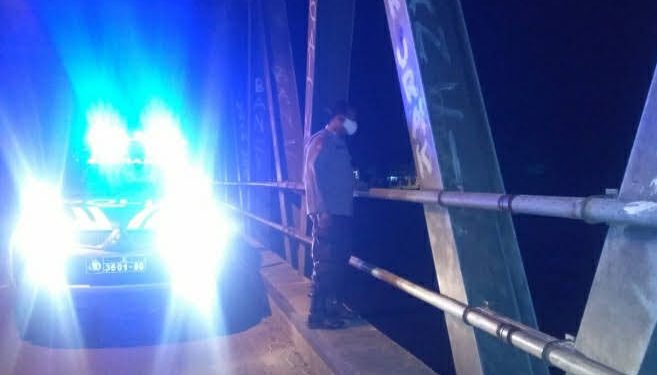 Antisipasi Banjir, Aiptu Chasful Anwar Dkk Petugas Jaga Polsek Karanggeneng Polres Lamongan Polda Jatim Pantau Muka Bengawan