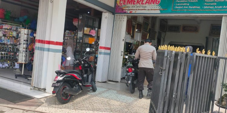 PATROLI KE PERTOKOAN YANG ADA DI WILHUK POLSEK KARANGGENENG POLRES LAMONGAN POLDA JAWA TIMUR