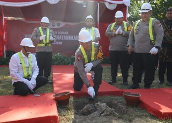 Kapolda Jatim Lakukan Petakan Batu Pertama Ground Breaking Pembangunan RS Bhayangkara di Pamekasan Madura