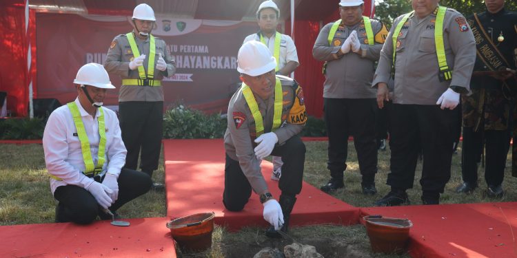 Kapolda Jatim Lakukan Petakan Batu Pertama Ground Breaking Pembangunan RS Bhayangkara di Pamekasan Madura