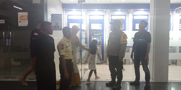 Patroli pantau keamanan anggota Polsek Lamongan Kota Polres Lamongan di ATM BCA Cabang Lamongan