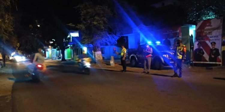 Ka SPKT Polsek Karanggeneng Polres Lamongan Polda Jatim beserta Kanit Reskrim Skat Malam