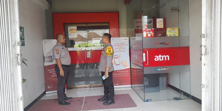 Anggota Polsek Mantup Polres Lamongan melaksanakan patroli ke ATM Bank Jatim Mantup Kabupaten Lamongan