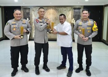 PWI Jatim Award 2024: Kapolda Jatim –  Kapolresta Malang Kota – Kabid Dokkes Polda Jatim Raih Penghargaan