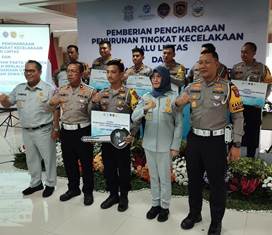 Ditlantas Polda Jatim – Jasa Raharja Jawa Timur Gelar Pemberian Penghargaan Penurunan Tingkat Laka Lantas dan Penandatanganan Pakta Integritas Keselamatan Berlalulintas Bersama Perusahaan Otobus