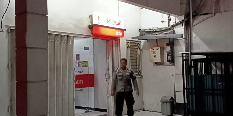 Anggota Polsek Mantup Polres Lamongan melaksanakan patroli ke ATM Bank Jatim Mantup