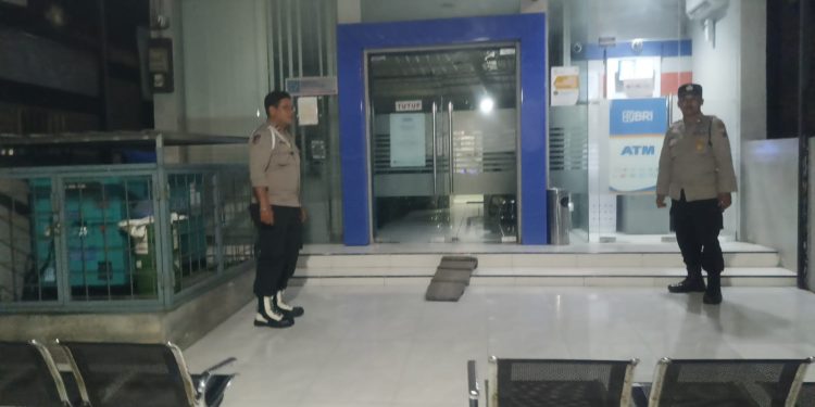 Anggota Polsek Mantup Polres Lamongan melaksanakan patroli ke ATM BRI Mantup