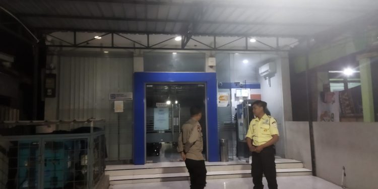 Anggota Polsek Mantup Polres Lamongan melaksanakan patroli ke ATM BRI Mantup Kab Lamongan
