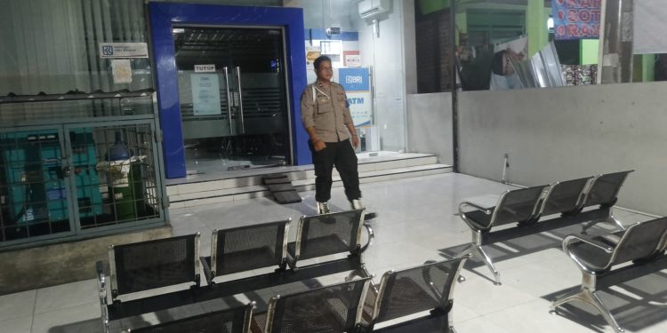Anggota Polsek Mantup Polres Lamongan melaksanakan patroli ke ATM BRI Mantup
