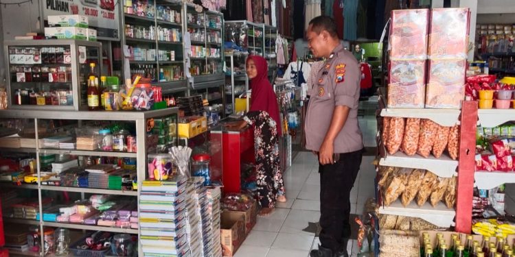 Petugas jaga polsek Kembangbahu Polres Lamongan Polda Jatim melaksanakan patroli di tempat obyek fital di pertokoan