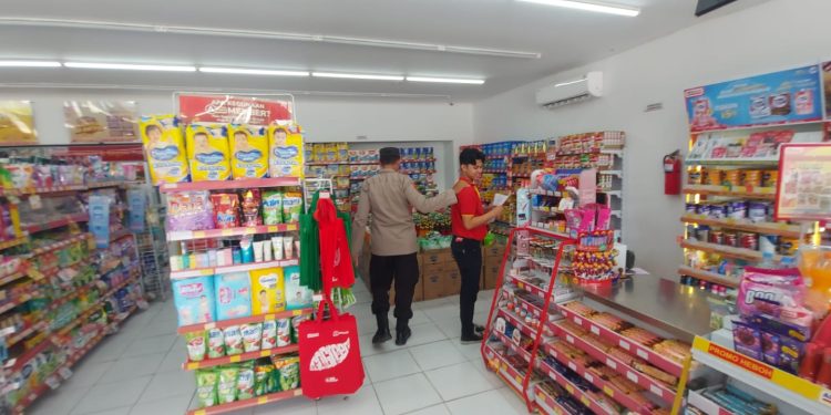 Petugas jaga polsek Kembangbahu Polres Lamongan Polda Jatim melaksanakan patroli di tempat obyek fital di pertokoan